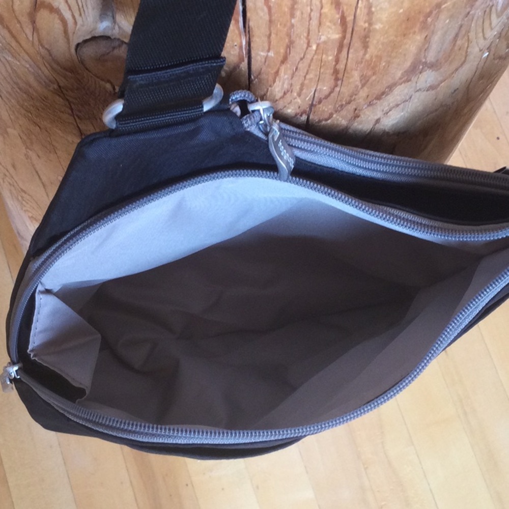 NWT  Black/Silver/Gray Baggallini Crossbody Purse - Picture 11 of 15
